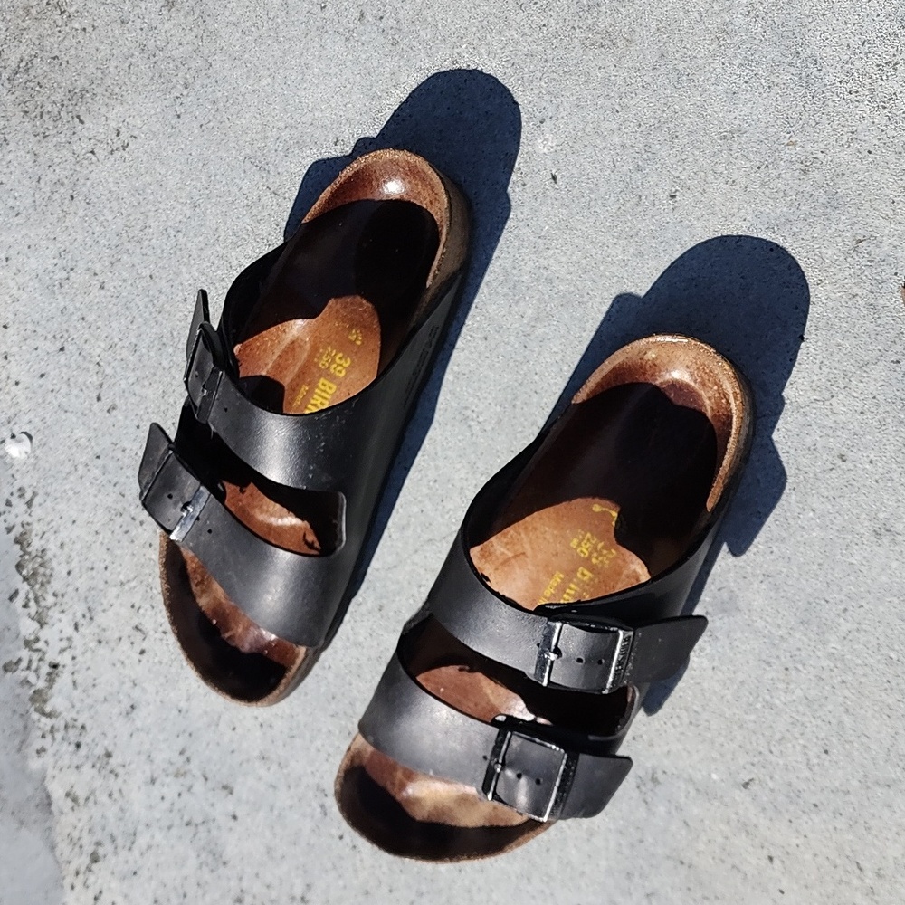 Black birkenstock euro 39 us 8 black sandels.